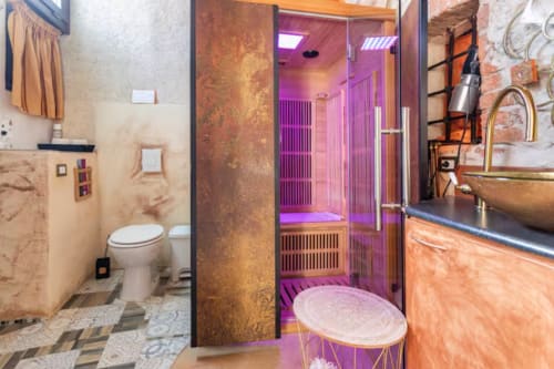 Bagno benessere CasaRosada a Vidracco con sauna a infrarossi, lavabo in rame e toilette