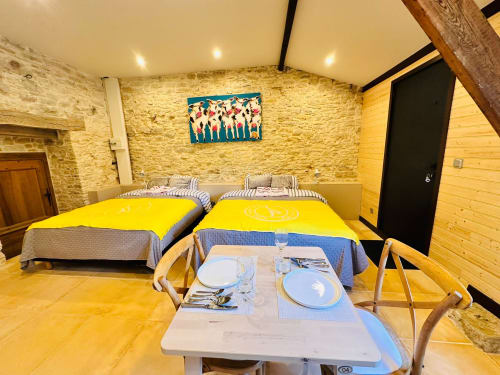 Chambre spacieuse à Vue Sur Gindou & Clos Sandrine à Gindou avec lits jumeaux, murs en pierre et coin repas