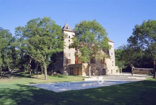 Gîte de style château Vue Sur Gindou à Gindou, France avec piscine, entouré d'arbres