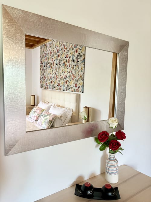 Espelho elegante do Home Alliance B&B em Bombarral refletindo cama com cabeceira decorada e rosas vermelhas frescas