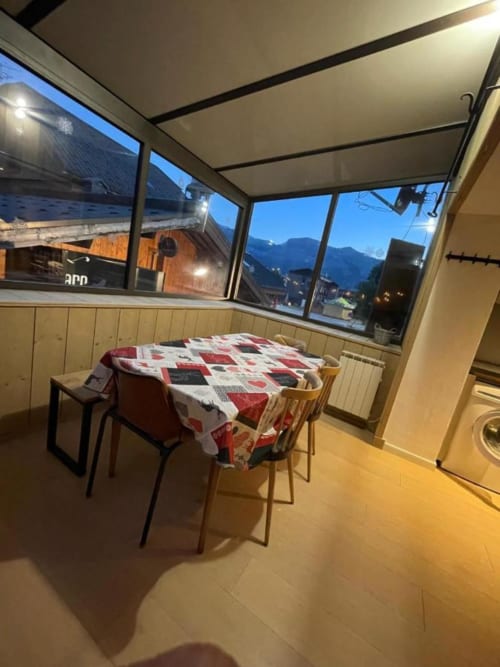 Élégante salle à manger moderne Duplex les Myrtilles Les Carroz avec vue sur les montagnes par les grandes baies vitrées