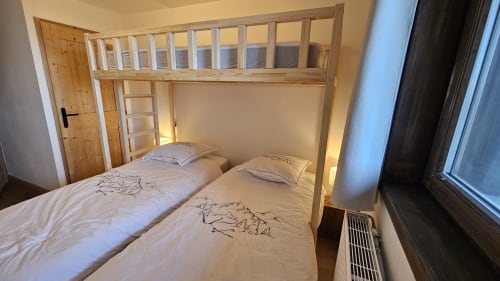 Deux lits jumeaux dans un cadre de mezzanine en bois, appartement L'écrin des sapins, Aime-la-Plagne