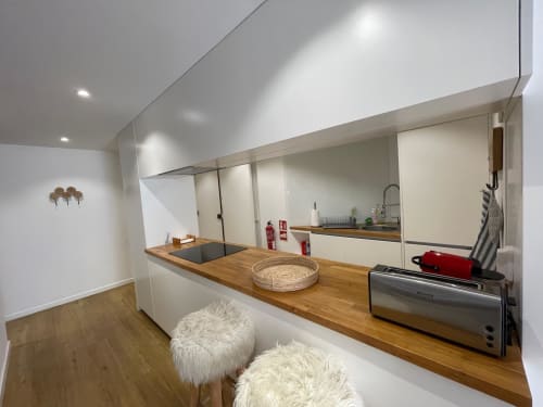 Cozinha moderna no apartamento Casas de Juromenha, Juromenha, com móveis brancos e bancada de madeira