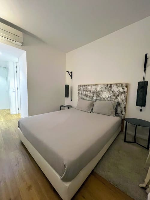 Quarto moderno em Casas de Juromenha com cama queen, cabeceira texturizada, decoração minimalista e ar condicionado