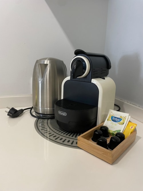Equipamento de café com chaleira elétrica e chá no apartamento Casas de Juromenha em Juromenha, Portugal