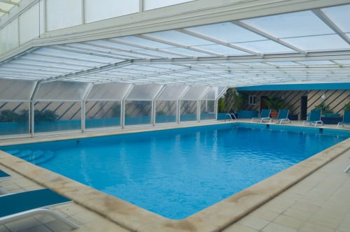 Piscina interior aquecida com cobertura de vidro retrátil em Casa Da Avó Ilda, Matosinhos Portugal