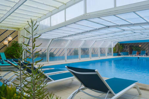 Piscina interna com teto de vidro retrátil na villa Casa Da Avó Ilda em Matosinhos, Portugal