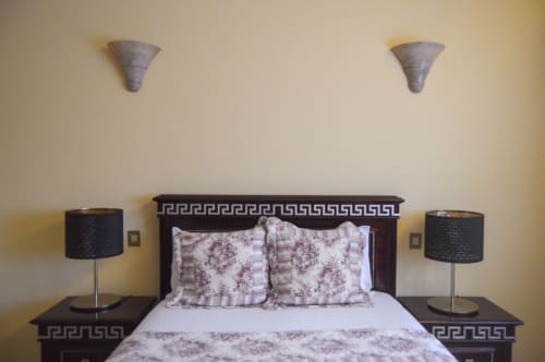 Quarto da villa Casa Da Avó Ilda em Matosinhos com cama queen, almofadas decorativas, duas mesinhas-de-cabeceira e luminárias