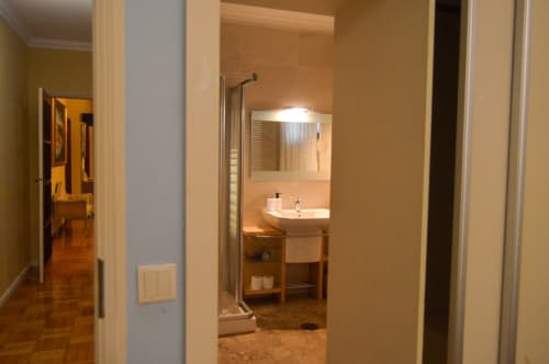 Corredor da casa de banho na villa Casa Da Avó Ilda, Matosinhos com pia e espelho