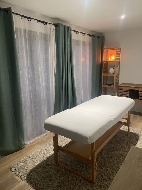 Espace de soins spa au Lady Jule B&B à Sainte-Luce-sur-Loire avec table de massage et zone de détente