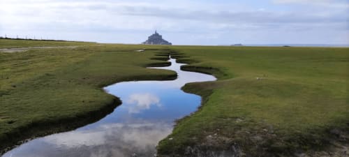 Les méandres de La Rive près du Mont Saint-Michel et Le Petit Moulin Rouge