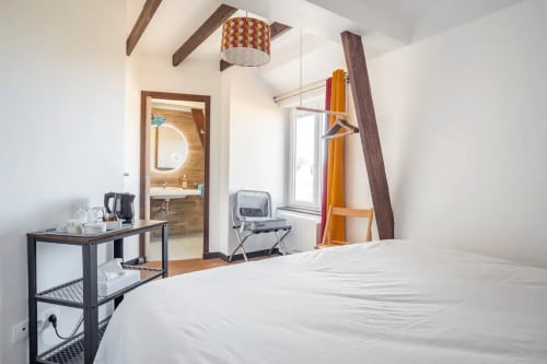 Vue du lit vers la salle de bain, Chambres d'hôtes Le Petit Moulin Rouge  près du Mont Saint-Michel à Beauvoir