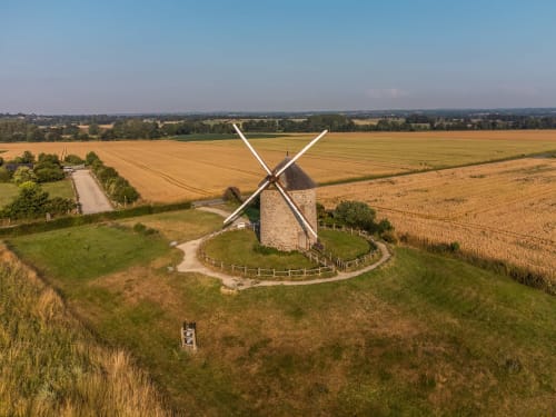 Le Moulin de Moidrey au milieu des champs