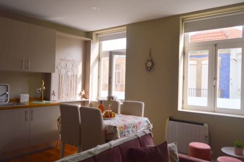 Sala de estar e sala de jantar de moderno apartamento com 2 quartos na Casa Da Avó Ilda, com cozinha, vista para a cidade e móveis claros