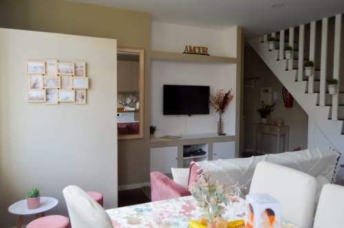 Aconchegante sala de estar do apartamento de 2 quartos em Casa Da Avó Ilda em Matosinhos com sofá, TV, escada e vista para a cidade