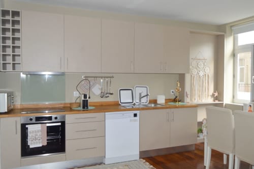Cozinha moderna do apartamento de 2 quartos em Casa Da Avó Ilda, Matosinhos com bancadas de madeira, armários brancos e inox