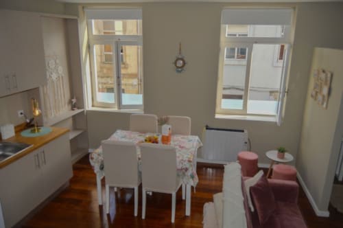 Apartamento moderno com 2 quartos em Matosinhos, cozinha, mesa de jantar, sala de estar e vista para a cidade