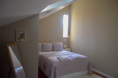 Quarto moderno no apartamento Casa Da Avó Ilda, Matosinhos com cama, iluminação suave e móveis contemporâneos
