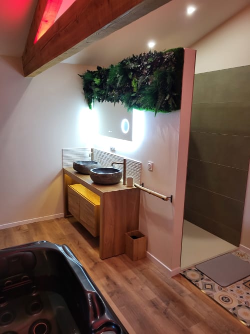 Salle de bains moderne avec deux vasques, mur végétal vivant et miroir rétroéclairé à l'hôtel Suite & Duplex