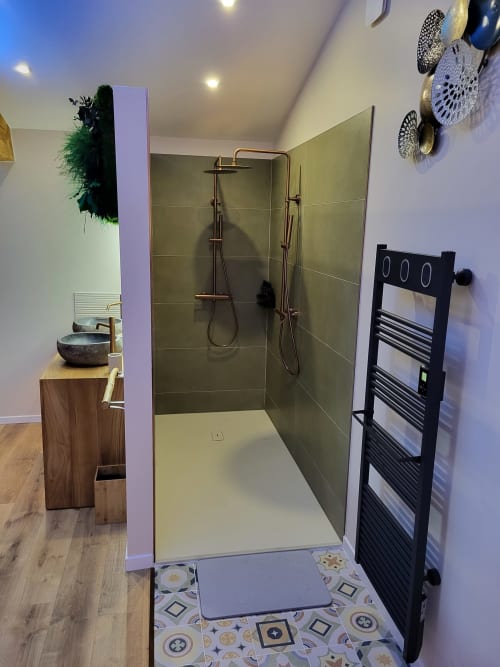 Suite de salle de bain moderne à l'Hôtel Suite & Duplex à Cabannes avec douche à l'italienne, porte-serviettes chauffant et lavabo vasque