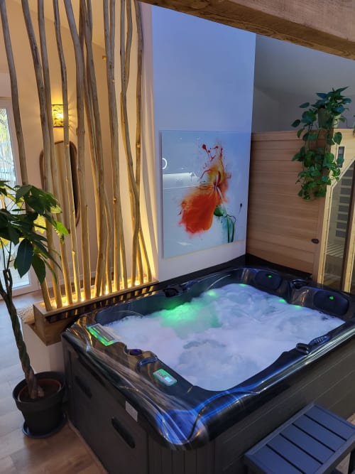 Jacuzzi moderne avec éclairage vert à l'hôtel Suite & Duplex de Cabannes, France