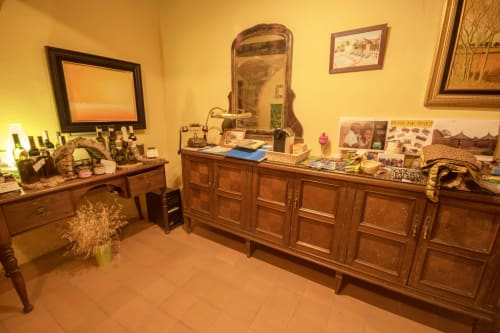 Cómoda vintage y muebles de madera en Can Gat Vell B&B en Girona, Cataluña