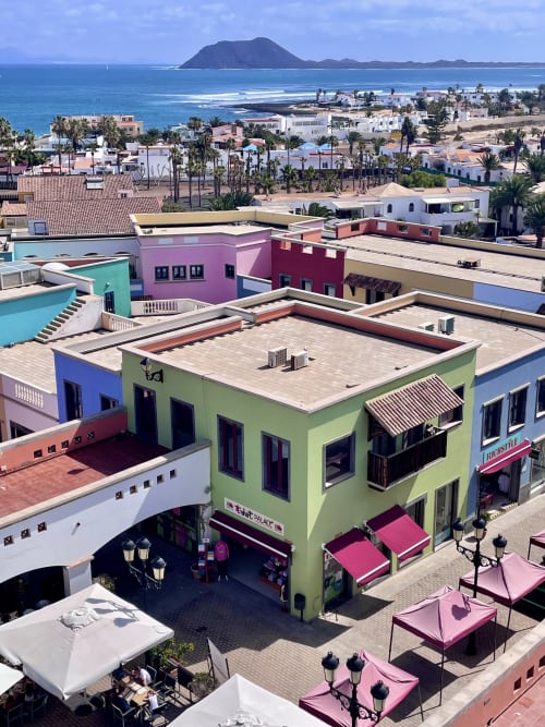 Villa. Fuerteventura, España, Canarias, ubicación perfecta, lujo, exclusivo, retiro, privado, villa, serenidad, relajación, comodidad, vista al mar, jardín, piscina privada, piscina climatizada, diseño, encanto, elegante, rural, aislado, auténtico, belleza natural, isla, Corralejo, Lajares cerca de la playa, servicios a poca distancia, premium, wi-fi, gratis, privacidad, servicio personalizado, personal, bienestar, spa, hospitalidad, escape, vacaciones, sol, atardecer, amanecer, silencio, calma, descubrir, explorar, experimentar, único, inolvidable, recuerdos, rejuvenecimiento, energía, alma, sonrisa