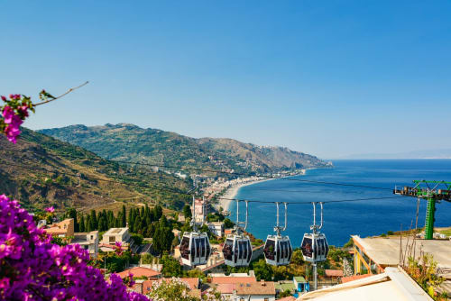 ToviMar Apartments a Taormina con vista sulla funicolare, baia e scogliere costiere