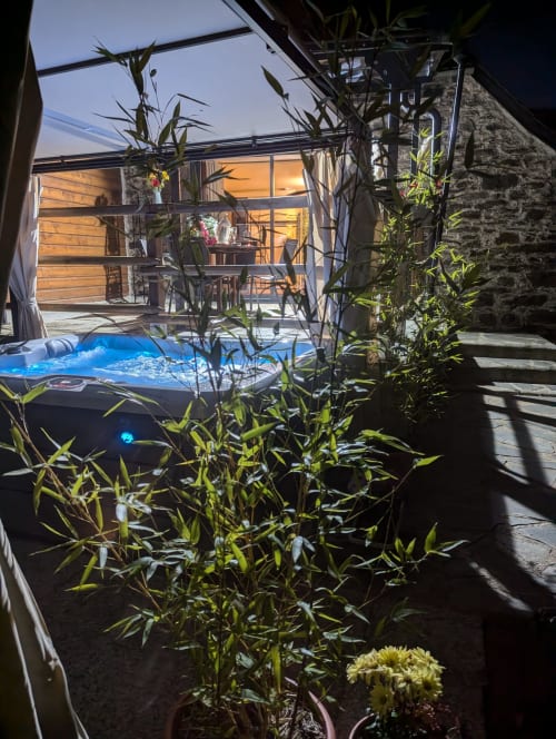 Espace Spa Jacuzzi entrée et terrasse privative, jardin privatif, grand lit double, lumineuse, bordée d'un torrent directement sur la terrasse, vue direct sur la nature, sans voisins, en Aubrac, grand lit double, chambres, hotel en Aubrac , en Aveyron, coin bureau, télétravail, tv et wifi haut débit, salle de bain douche à l'italienne refaite en 2023,  4 personnes.  Espace barbecue frigo réfrigérateur viande d' Aubrac  Chambre cocooning tranquille, vue sur la nature, et torrent d'Aubrac en Aveyron séjour chambre d'hôtes aubrac Aveyron nature 12 neige ski hotel hébergement authentique plateau aubrac randonnée éco écologique hôtels atypique, montagne campagne original logement rivière truites vaches buron laguiole nasbinals cascade du deroc transhumance original.repas pension Plateau dinatoire pour deux personnes petit déjeuner
