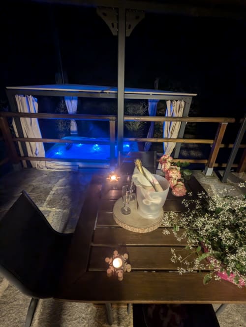 Espace Spa Jacuzzi entrée et terrasse privative, jardin privatif, grand lit double, lumineuse, bordée d'un torrent directement sur la terrasse, vue direct sur la nature, sans voisins, en Aubrac, grand lit double, chambres, hotel en Aubrac , en Aveyron, coin bureau, télétravail, tv et wifi haut débit, salle de bain douche à l'italienne refaite en 2023,  4 personnes.  Espace barbecue frigo réfrigérateur viande d' Aubrac  Chambre cocooning tranquille, vue sur la nature, et torrent d'Aubrac en Aveyron séjour chambre d'hôtes aubrac Aveyron nature 12 neige ski hotel hébergement authentique plateau aubrac randonnée éco écologique hôtels atypique, montagne campagne original logement rivière truites vaches buron laguiole nasbinals cascade du deroc transhumance original.repas pension Plateau dinatoire pour deux personnes petit déjeuner
