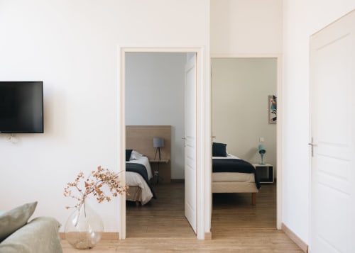 Chambres modernes de La Maison D'olivier B&B à Mesnard La Barotière avec parquet et décoration minimaliste
