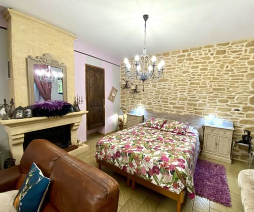 Chambre de luxe-ô clair de lune-pierres apparentes-télévision-salle de bain attenante
