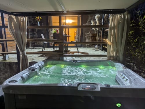 Chambre été, espace Spa Jacuzzi entrée et terrasse privative, jardin privatif, grand lit double, lumineuse, bordée d'un torrent directement sur la terrasse, vue direct sur la nature, sans voisins, en Aubrac, grand lit double, chambres, hotel en Aubrac , en Aveyron, coin bureau, télétravail, tv et wifi haut débit, salle de bain douche à l'italienne refaite en 2023, possible jusqu'a trois 3 personnes. Chambre cocooning tranquille, vue sur la nature, et torrent d'Aubrac en Aveyron séjour chambre d'hôtes aubrac Aveyron nature 12 neige ski hotel hébergement plateau aubrac randonnée éco écologique hôtels atypique, montagne campagne original logement rivière truites vaches buron laguiole nasbinals cascade du deroc transhumance original.Plateau dinatoire pour deux personnes