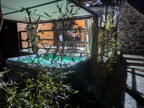 Chambre été, espace Spa Jacuzzi entrée et terrasse privative, jardin privatif, grand lit double, lumineuse, bordée d'un torrent directement sur la terrasse, vue direct sur la nature, sans voisins, en Aubrac, grand lit double, chambres, hotel en Aubrac , en Aveyron, coin bureau, télétravail, tv et wifi haut débit, salle de bain douche à l'italienne refaite en 2023, possible jusqu'a trois 3 personnes. Chambre cocooning tranquille, vue sur la nature, et torrent d'Aubrac en Aveyron séjour chambre d'hôtes aubrac Aveyron nature 12 neige ski hotel hébergement plateau aubrac randonnée éco écologique hôtels atypique, montagne campagne original logement rivière truites vaches buron laguiole nasbinals cascade du deroc transhumance original.Plateau dinatoire pour deux personnes