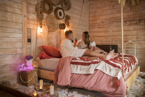 Offrez-vous un séjour inoubliable dans une cabane en bois au charme unique, nichée en pleine nature. Parfaite pour célébrer un anniversaire, une nuit de noces, un cadeau de mariage ou toute surprise romantique. Intimité, confort et magie au rendez-vous