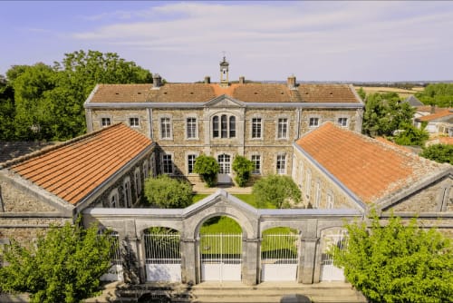 La Maison D'olivier B&B à Mesnard La Barotiere - manoir en pierre avec toitures en terre cuite et cour