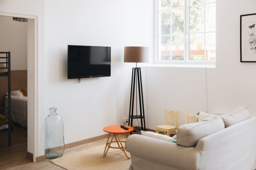 Séjour moderne à La Maison D'olivier BnB à Mesnard la Barotière avec canapé beige, télévision murale et lumière naturelle