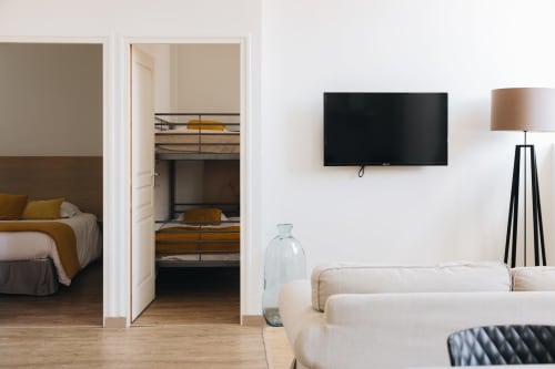 Suite contemporaine à La Maison D'olivier B&B à Mesnard la Barotière avec espace de vie, télévision murale et lits superposés