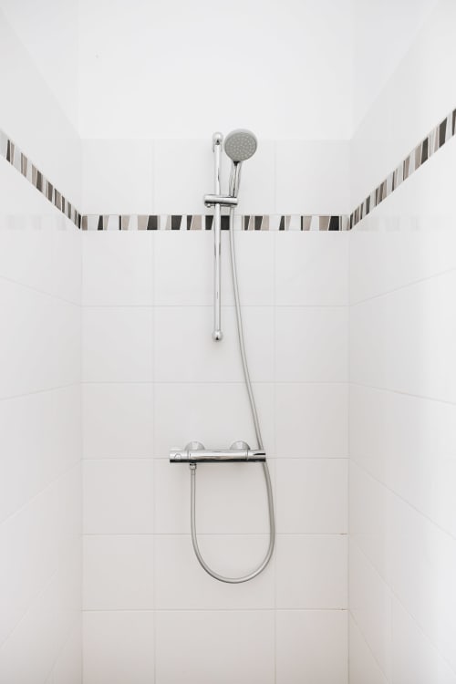 Salle de bain moderne avec robinetterie chromée et carrelage blanc, La Maison D'olivier, Mesnard La Barotière