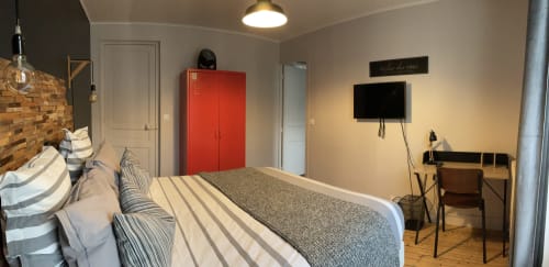 Chambre moderne avec lit élégant, bureau et rangements, maison d’hôtes à Evry, Essonne, France, confort, charme, séjour paisible