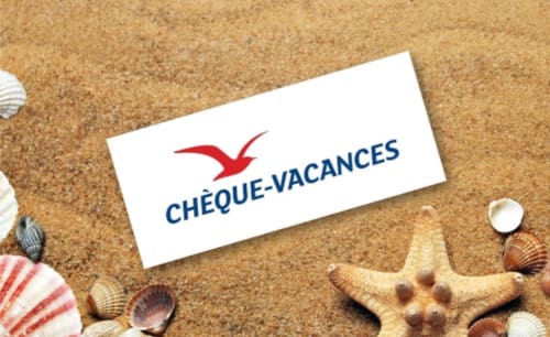 ANCV Chèque-Vacances Chèques-Vacances Classic Chèques-Vacances Connect Jacuzzi spa spa privatif escapade romantique France Nord-Pas-de-Calais Hauts-de-France Arras Ospaloft séjour évasion Chèque-vacances ANCV posé sur du sable avec coquillages et étoile de mer, symbole d’acceptation pour les séjours touristiques Nous acceptons les chèques-vacances ANCV Love Room
