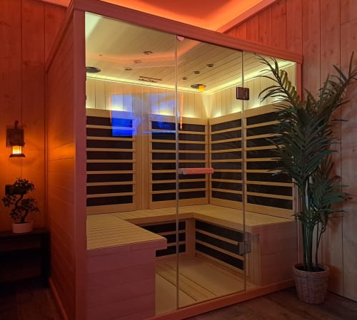 Love Room, Sauna, Sauna infrarouge, détente, relaxation, spa, spa privatif, escapade romantique, France, Nord-Pas-de-Calais, Hauts-de-France, Arras, Ospaloft, séjour évasion Sauna infrarouge privatif en bois avec éclairage tamisé dans un loft bien-être à Arras Profitez du sauna infrarouge privatif chez Ospaloft à Arras centre sauna infrarouge privatif dans un cadre chaleureux et design, parfait pour illustrer l’aspect bien-être et détente d’un séjour chez Ospaloft à Arras love room