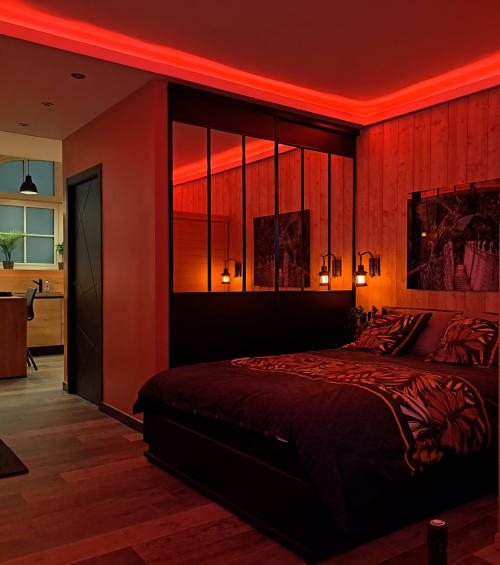 Hôtel gîte love room nuit romantique détente relaxation spa spa privatif escapade romantique France Nord-Pas-de-Calais Hauts-de-France Arras Ospaloft séjour évasion Chambre romantique avec éclairage LED rouge, décoration bois et lit double dans un loft privatif à Arras Chambre cosy et romantique dans un loft spa à Arras centre   Love Room