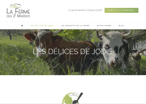 Vaches broutant dans les prairies verdoyantes de La Ferme des 2 Massifs, Chamrousse