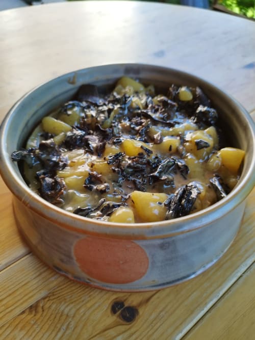 Copieux ragoût aux légumes verts foncés et pommes de terre servi à L'étape Du Fanfoué, Chamrousse