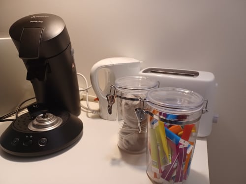 Cafetière Philips et électroménagers dans l'appartement Accolade, Châteaudun