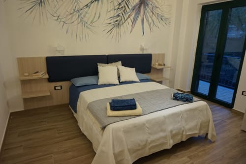 Camera moderna a La Dimora Di Ipno con letto king, vista montagna, accesso al balcone e arredi contemporanei a Vallata