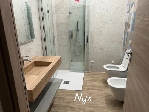 Bagno moderno a La Dimora Di Ipno a Vallata con vanity in legno, doccia con box in vetro e finiture contemporanee