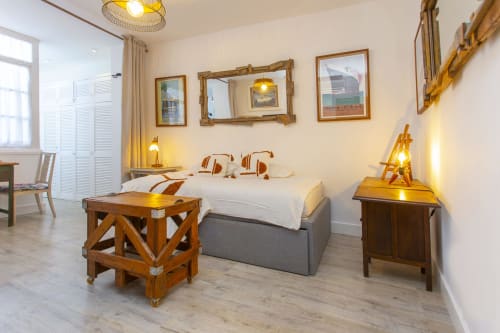 Acogedor apartamento estudio en Puerto Santa María con muebles de madera, camas gemelas, vistas a la ciudad y comodidades modernas