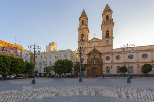 Catedral histórica con torres gemelas en la plaza principal de Puerto Santa María, España